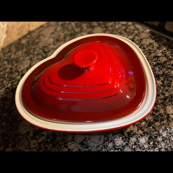Le Creuset Heart Shaped Stoneware 2.5 Quart - Picture 2 of 5